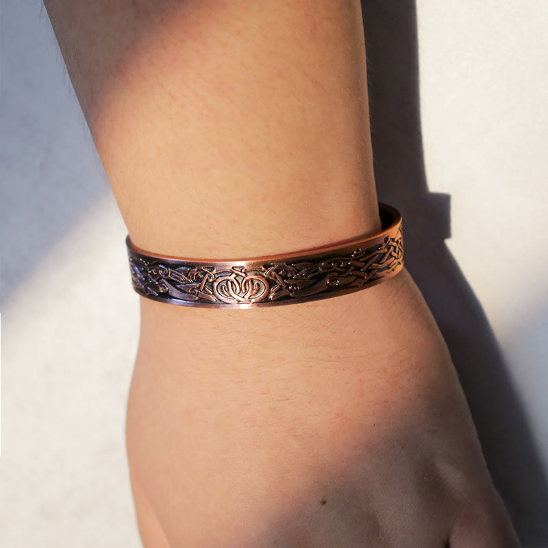 Armband Kupfer Magnetisch mit ornamentalem Design am Handgelenk getragen