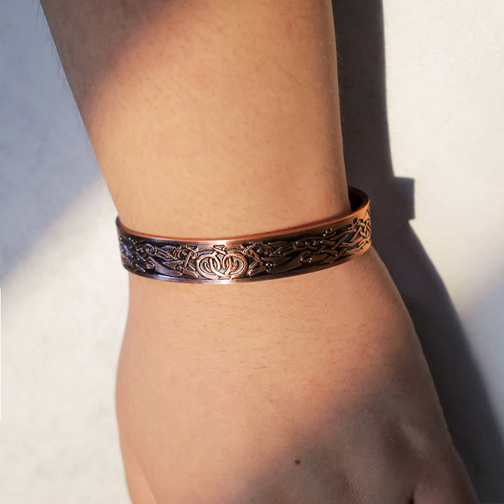 Armband Kupfer Magnetisch mit ornamentalem Design am Handgelenk getragen