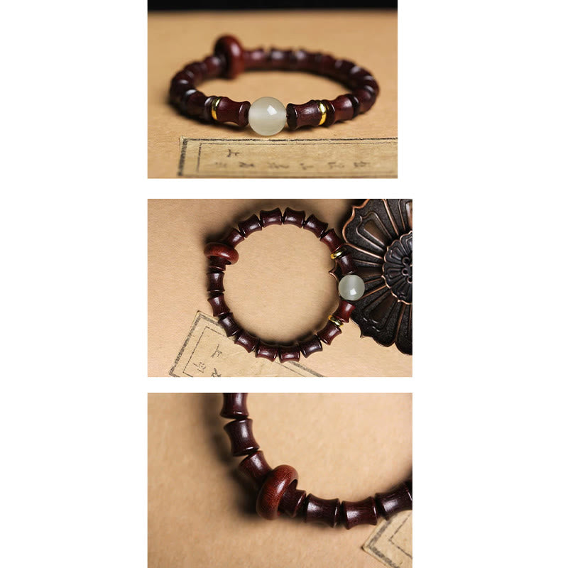 Dunkelbraunes Sandelholz Armband mit Jade Perle elegant getragen