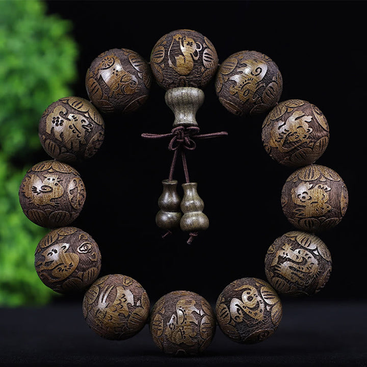 Rosenholz Armband mit chinesischen Tierkreiszeichen und Kupferdetails.