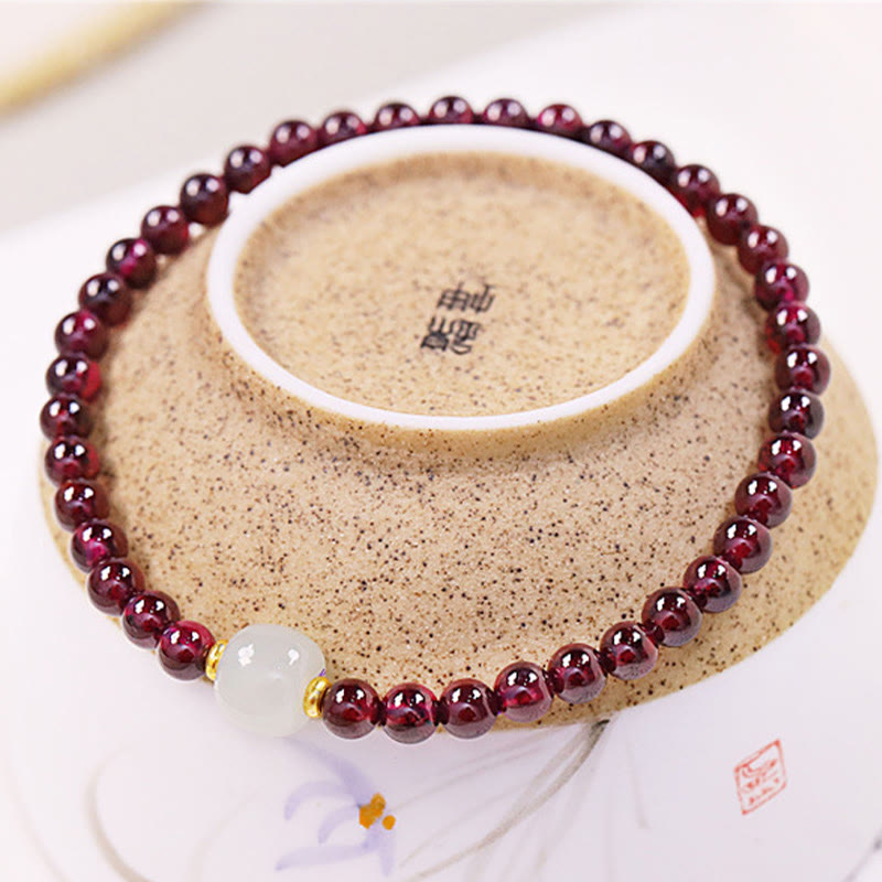 Armband Granat Jade mit glänzenden roten Steinen und weißer Jade Perle