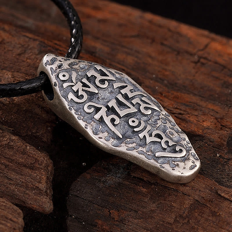 Kette Vajra – Segen – Bild 3 – Silberne Vajra Kette mit Segen Symbol auf Holz Hintergrund