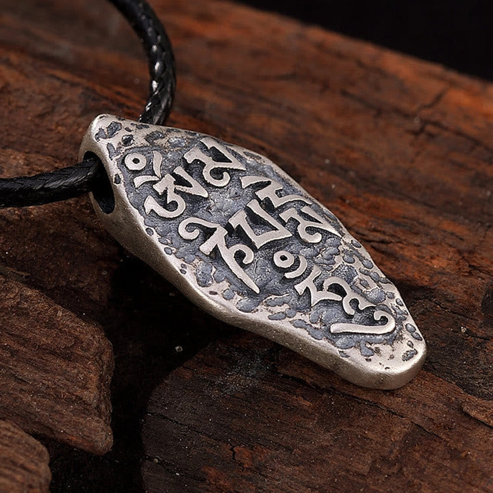 Kette Vajra – Segen – Bild 3 – Silberne Vajra Kette mit Segen Symbol auf Holz Hintergrund