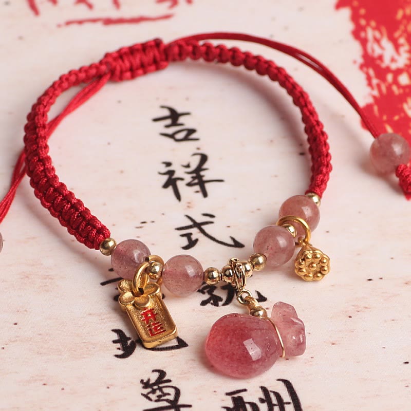 Armband Erdbeerquarz Lotus – Heilung mit goldenem Charm am Handgelenk.