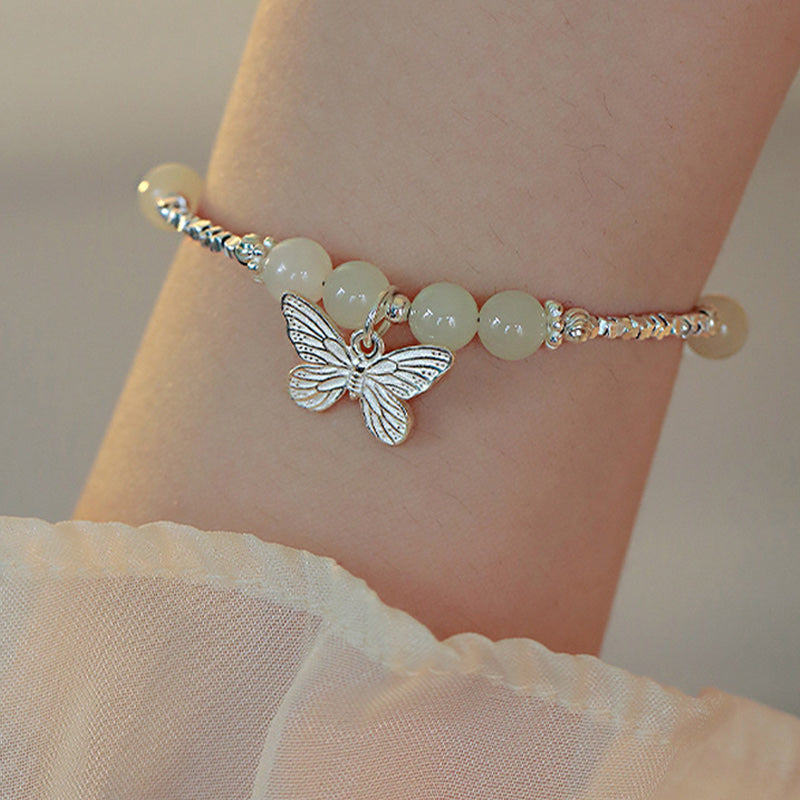 Jade Armband 925 Silber mit Schmetterling Charm elegant am Handgelenk