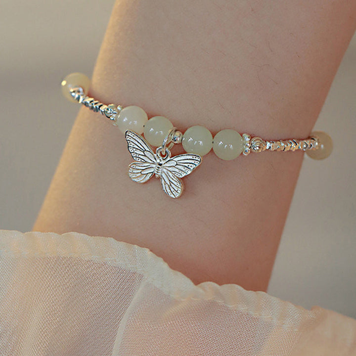 Jade Armband 925 Silber mit Schmetterling Charm elegant am Handgelenk
