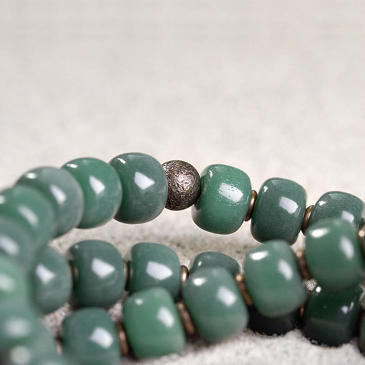 Grünes Bodhi Armband mit silbernem Akzentperle Naturstein elastisch.