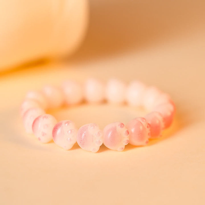 Rosafarbenes Bodhi-Perlen-Armband mit natürlichem Glanz elegant präsentiert