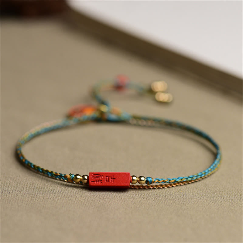Armband Zinnober – Segen & Balance mit roten Perlen elegant getragen