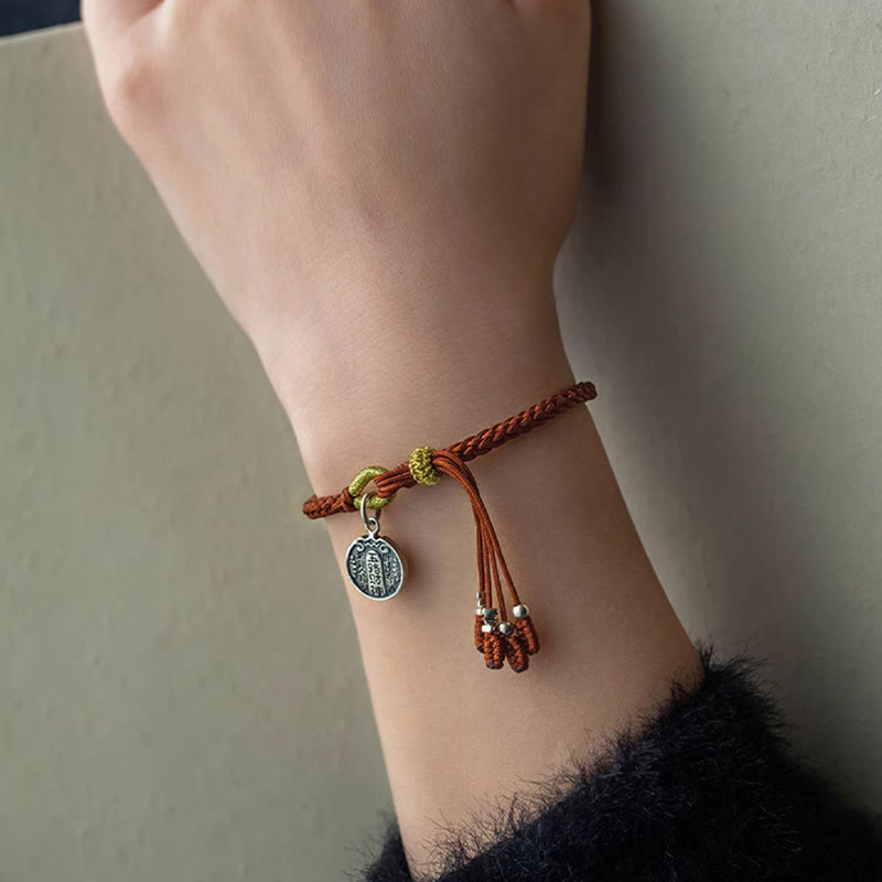 Rotes Armband 925 Silber mit Schutzmedaillon und Perlen elegantly am Handgelenk getragen