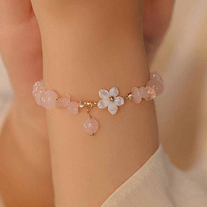 Rosaquarz Kristall Armband mit Blüten am Handgelenk getragen Naturstein