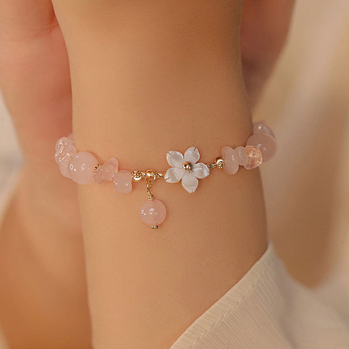 Rosaquarz Kristall Armband mit Blüten am Handgelenk getragen Naturstein