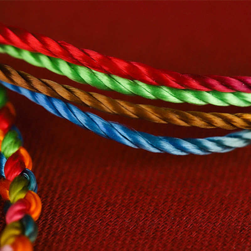 Bunte Seile Armband Nahaufnahme rote Textur Hintergrund Glück