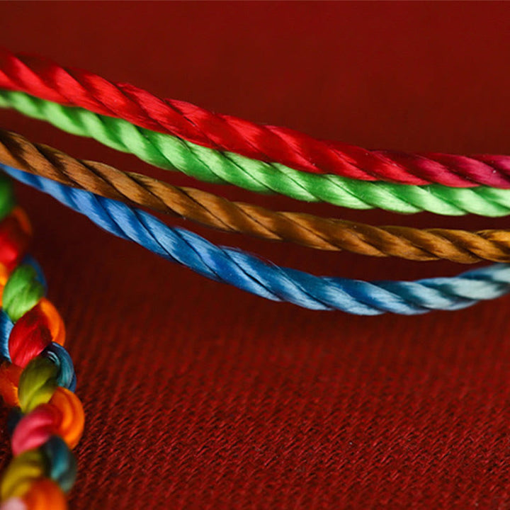 Bunte Seile Armband Nahaufnahme rote Textur Hintergrund Glück