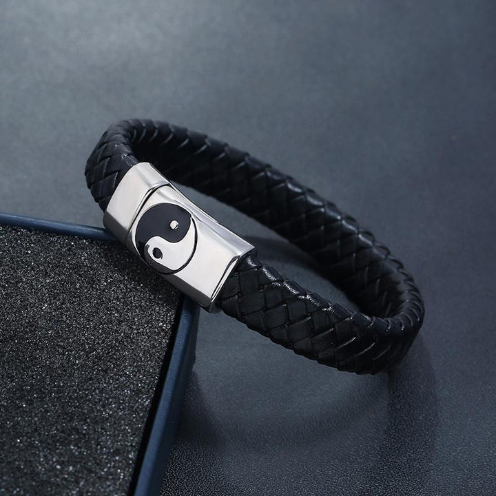 Schwarzes Leder Armband Yin Yang Balance Verschluss Nahaufnahme.