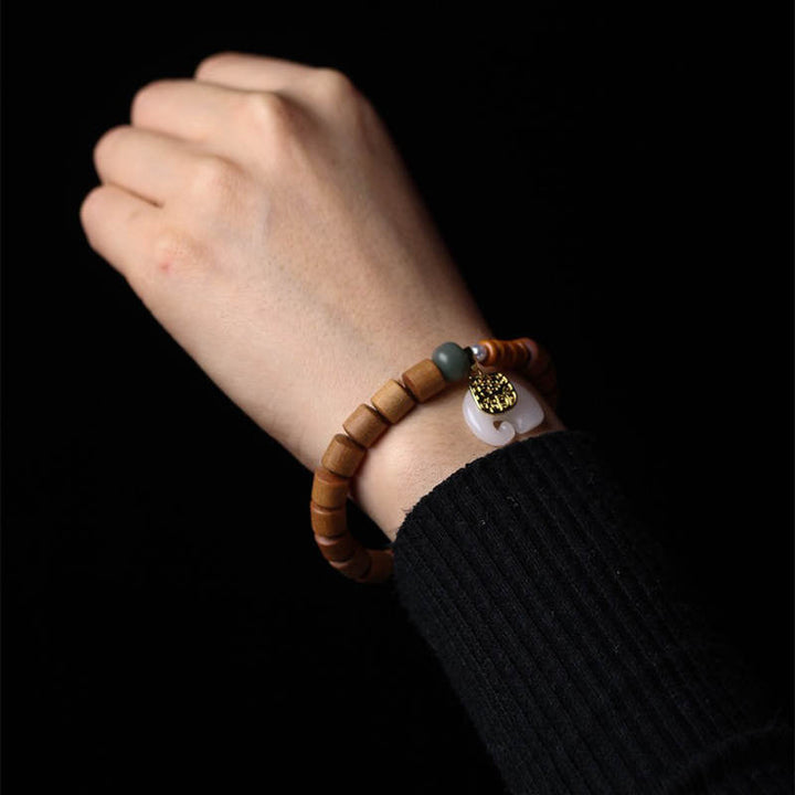 Armband Sandelholz Jade Elefant Schutz am Handgelenk getragen elegant