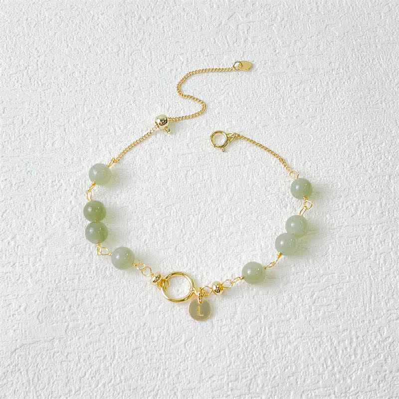 Armband Jade – Glück mit grünen Steinen und goldenem Kettenglied.