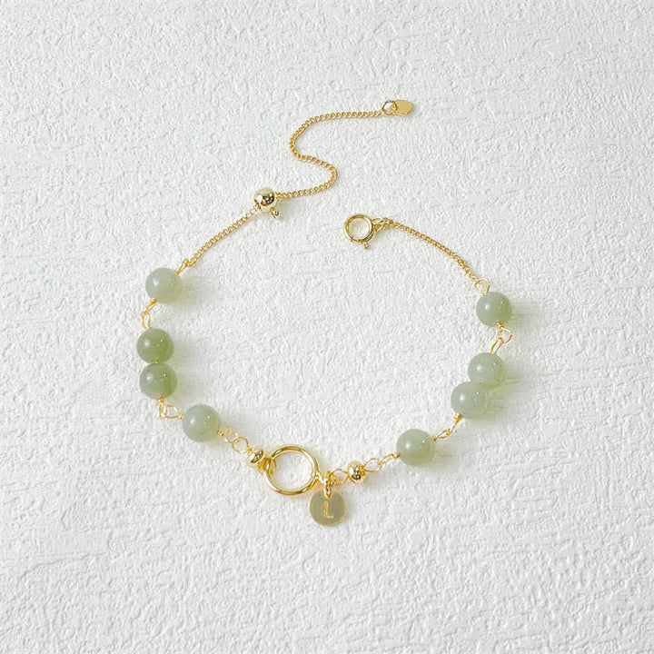 Armband Jade – Glück mit grünen Steinen und goldenem Kettenglied.