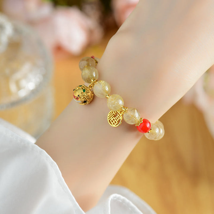Armband Fu-Zeichen – Wohlstand mit Citrin Perlen und roten Akzenten elegant getragen.
