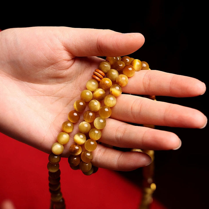 Mala Tigerauge Kupfer Armband am Handgelenk getragen bernsteinfarben glänzend