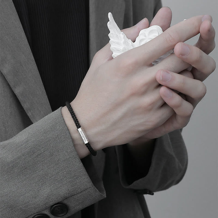 Schwarzes elastisches Armband Sieben Deadly Sins Sieben Virtues am Handgelenk