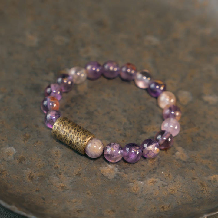 Amethyst Armband mit Kristallperlen und Seilakzent elegant gestylt
