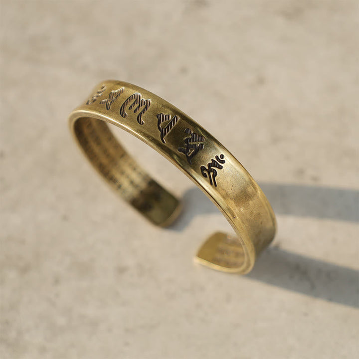 Goldenes Armband Tibet Buddha Mantra mit Gravur Nahaufnahme Stein