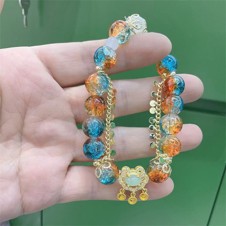 Buntes Liuli Glas Perlen Armband am Handgelenk getragen Glück