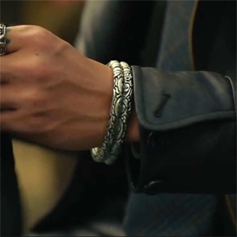 Silbernes Drachen-Armband am Handgelenk getragen elegante Ornamente