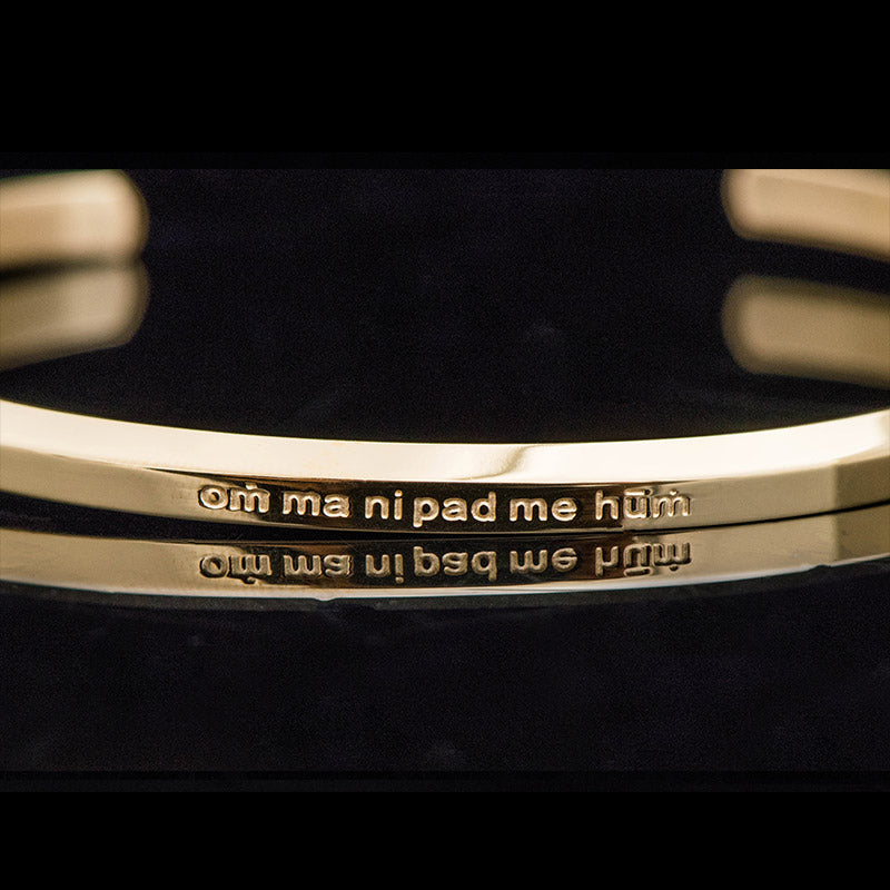 Armband – Schutz & Segen mit graviertem Text goldfarben am Handgelenk