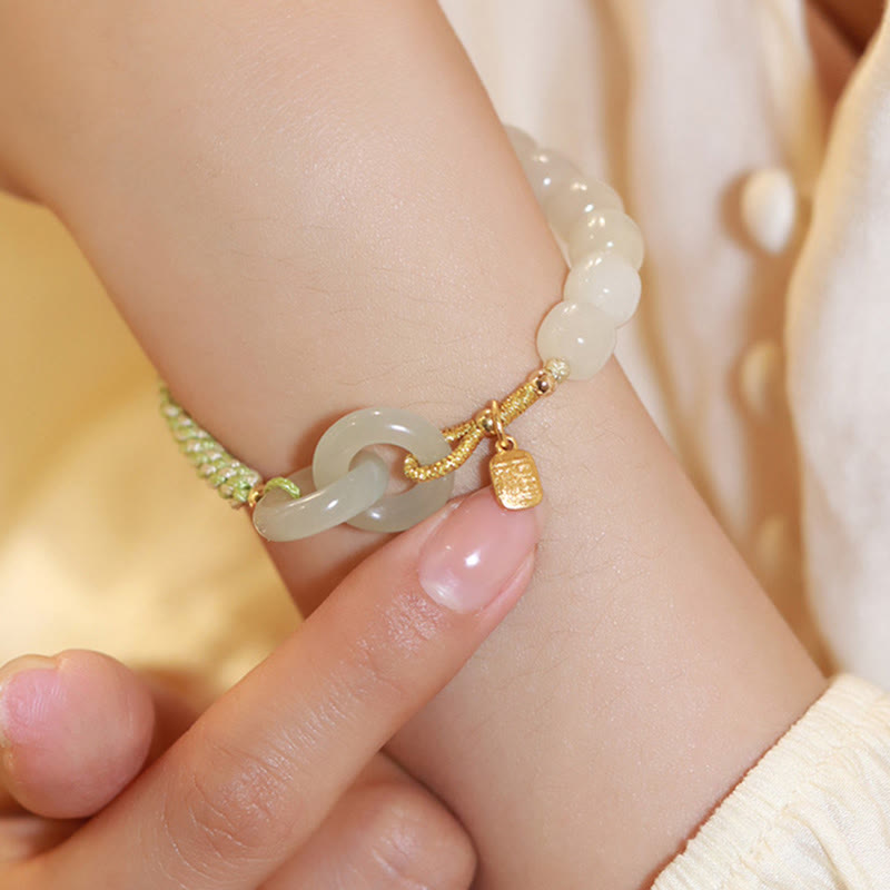 Jade Fu-Zeichen Armband mit Gold-Elementen elegant am Handgelenk getragen