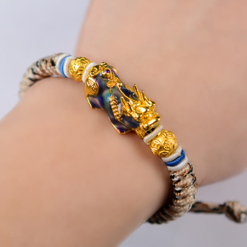 Armband Kupfer Pixiu – Wohlstand am Handgelenk mit goldenen Perlen getragen