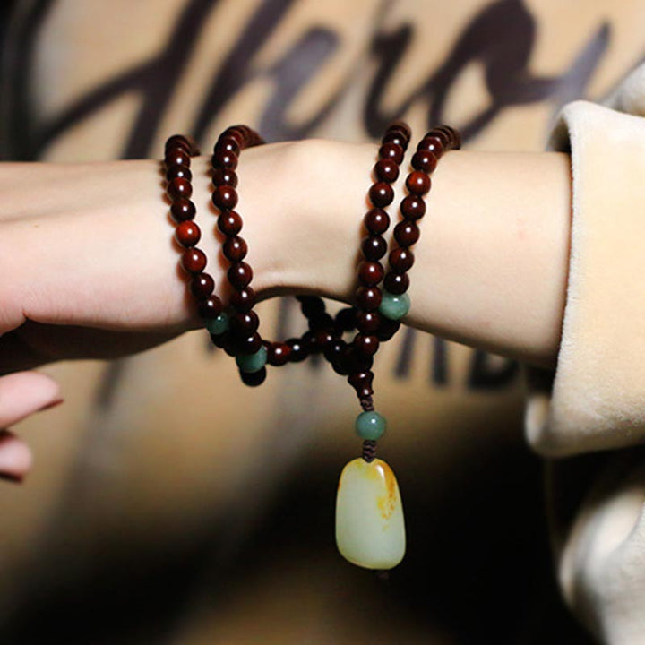 Mala Sandelholz Jade – Energie Armband mit grünem Anhänger getragen