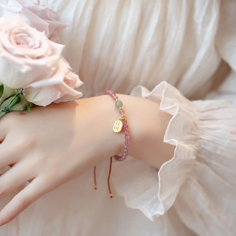 Armband Erdbeerquarz Granat Fu-Zeichen am Handgelenk elegantes Design Rosa