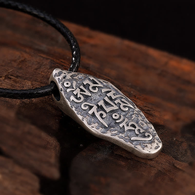 Kette Vajra – Segen – Bild 7 – Silberne Vajra Kette mit Segen Anhänger auf schwarzem Lederband