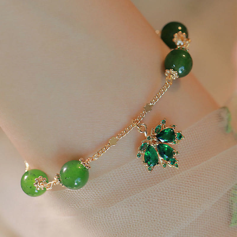 Grünes Jade Armband mit Kristallanhängern am Handgelenk getragen elegant