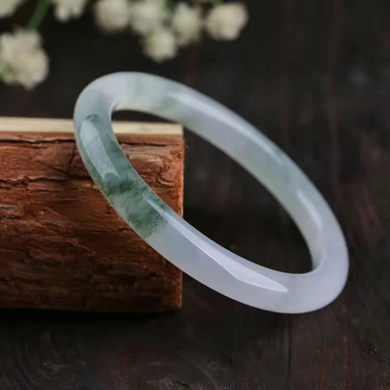 Jade Armband in Hellgrün auf Holz, elegantes Glück & Fülle Harmonie.