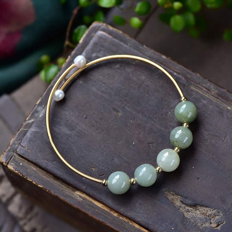 Armband Jade – Glück & Fülle auf Holz, grüne Natursteine, goldene Perlen.