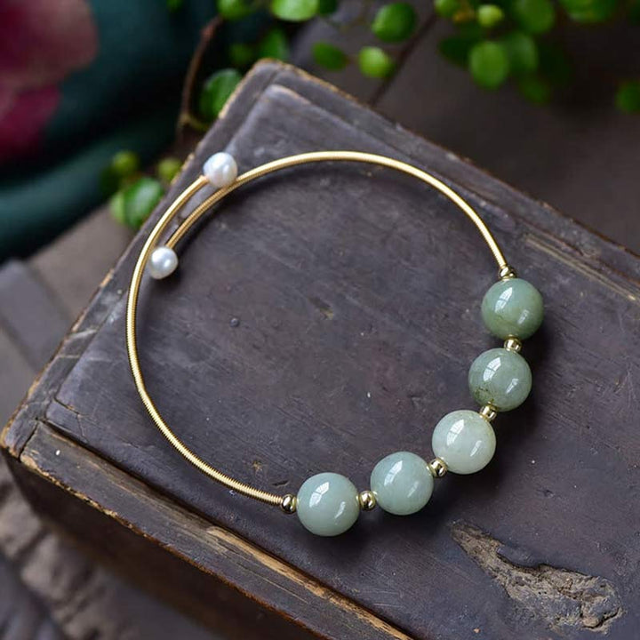 Armband Jade – Glück & Fülle auf Holz, grüne Natursteine, goldene Perlen.