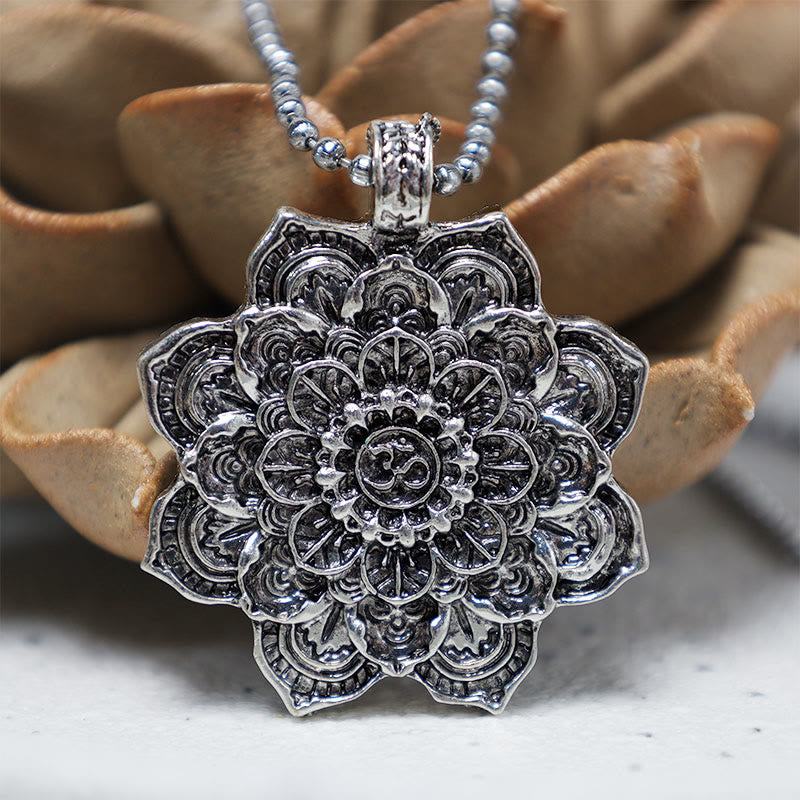 Kette Stein Lotus – Bild 6 – Silberne Lotus Kette mit detailliertem Mandala Anhänger Naturstein