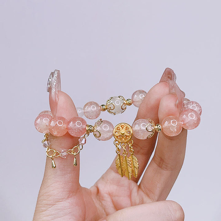 Rosaquarz Armband Katze – Schutz mit goldenem Blattanhänger Handgelenk.