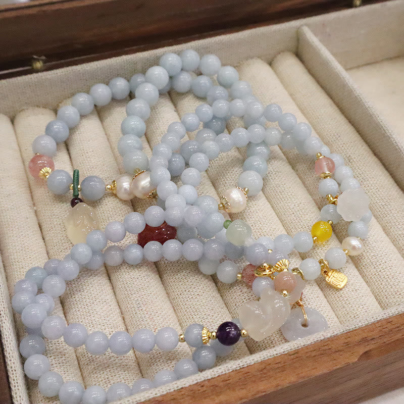Aquamarin Armband mit Perlen und Edelsteinen in Schmuckbox ausgestellt.