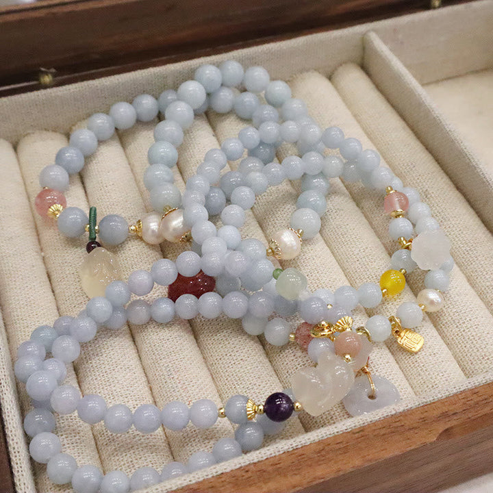 Aquamarin Armband mit Perlen und Edelsteinen in Schmuckbox ausgestellt.