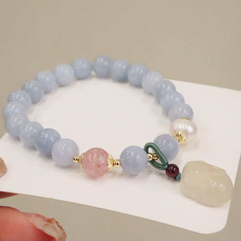 Armband Aquamarin Katze mit Perle Naturstein elegant Handgelenk getragen