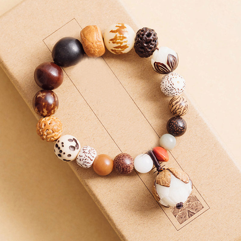 Bodhi Lotus Armband mit bunten Perlen und Anhängern beige Hintergrund