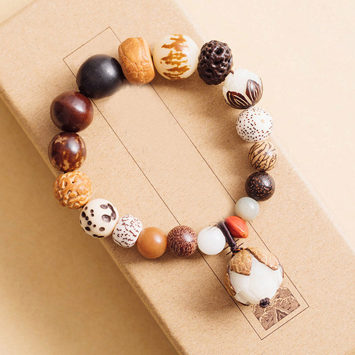 Bodhi Lotus Armband mit bunten Perlen und Anhängern beige Hintergrund