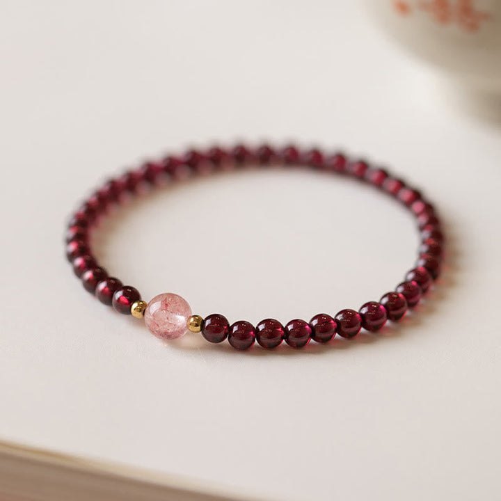 Armband Erdbeerquarz Granat – Ruhe elastisch Naturstein elegant getragen