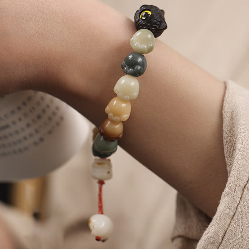 Armband Bodhi Ebenholz Katze am Handgelenk mit Natursteinen getragen