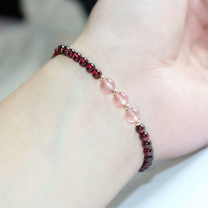 Armband Erdbeerquarz Granat – Ruhe elegant am Handgelenk getragen
