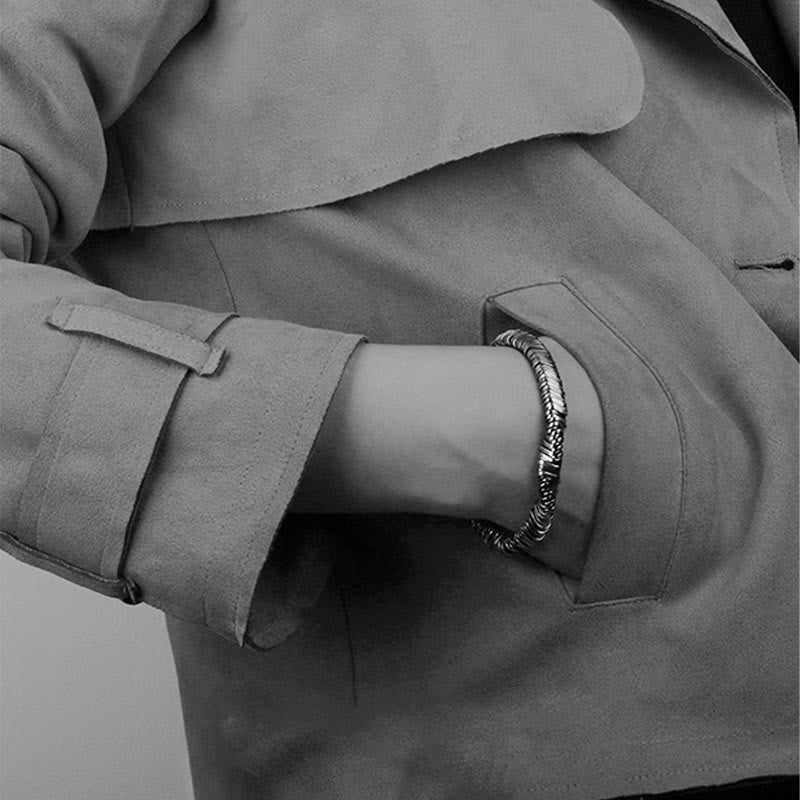 Geflochtenes Silberarmband 925 am Handgelenk getragen elegantes Design